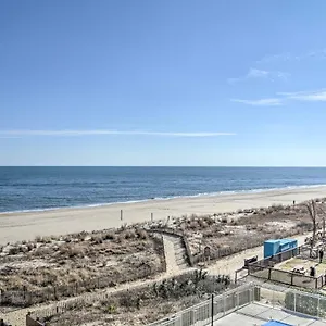 With Balcony And Direct Beach Access! Apartment